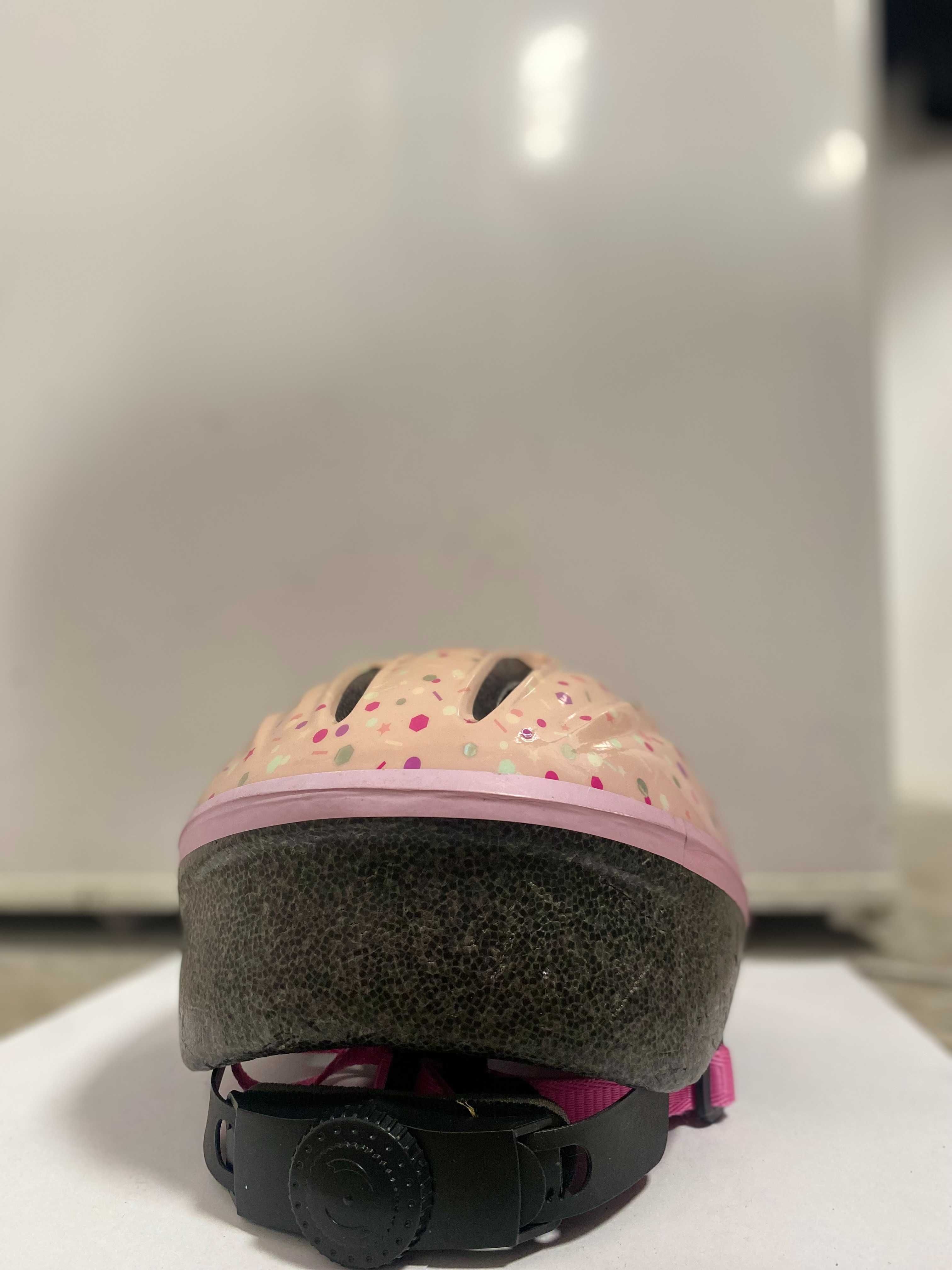 Kask dziecięcy – różowy z kolorowym wzorem
