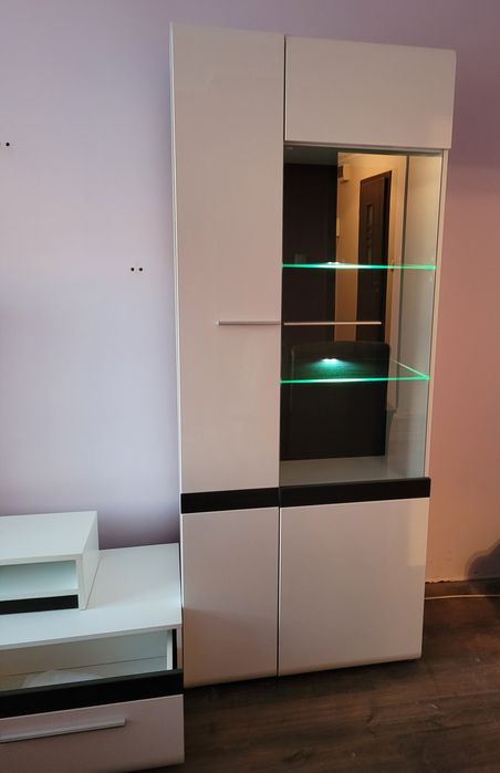 Zestaw mebli, szafka RTV, podswietlanae witrynki