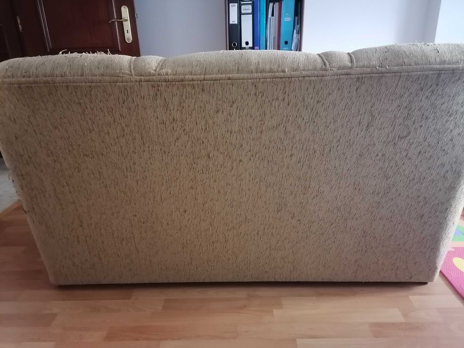 Sofá de tecido creme