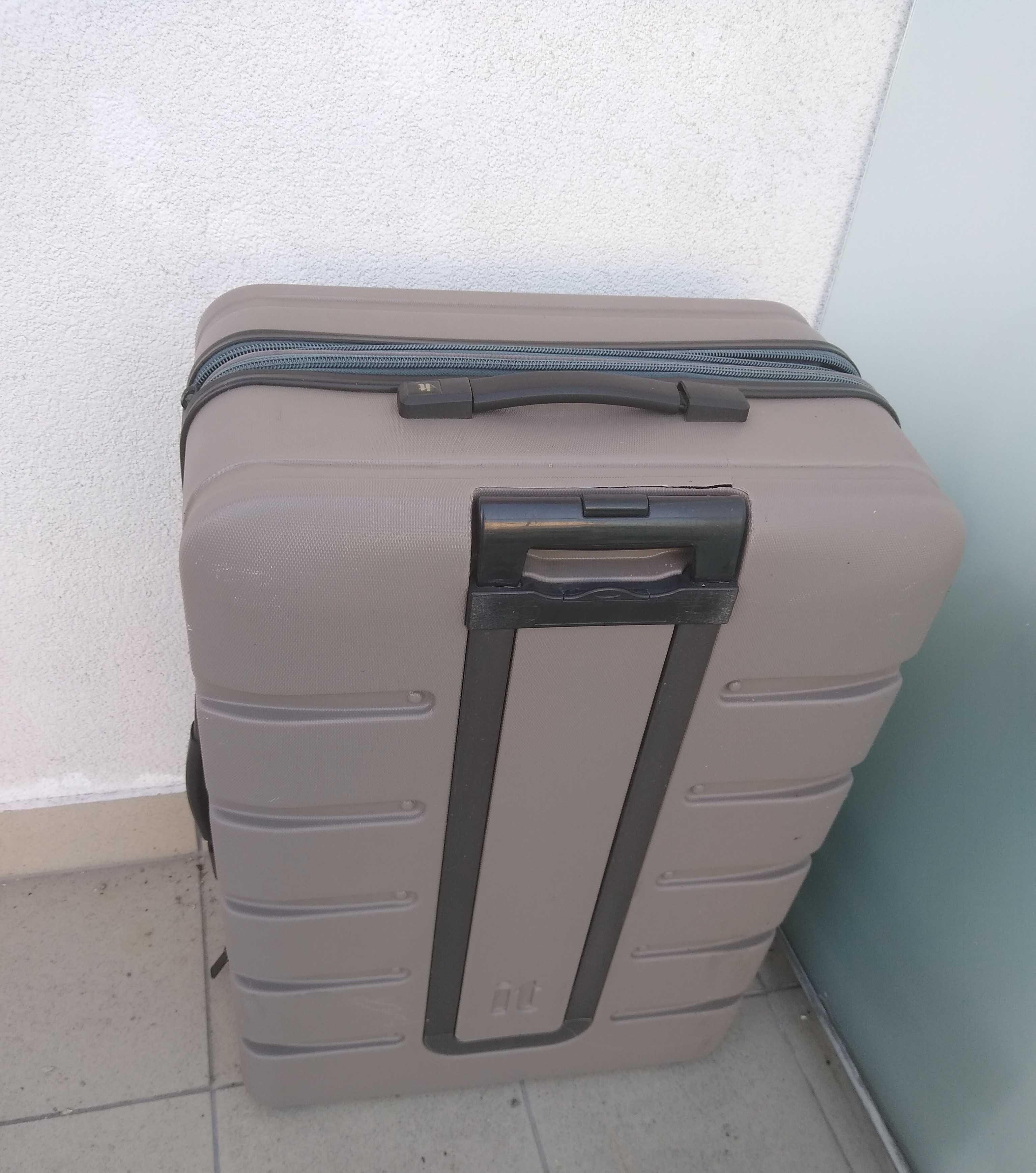 Sprzedam duża walizka podróżna - BEZ kółek IT Luggage