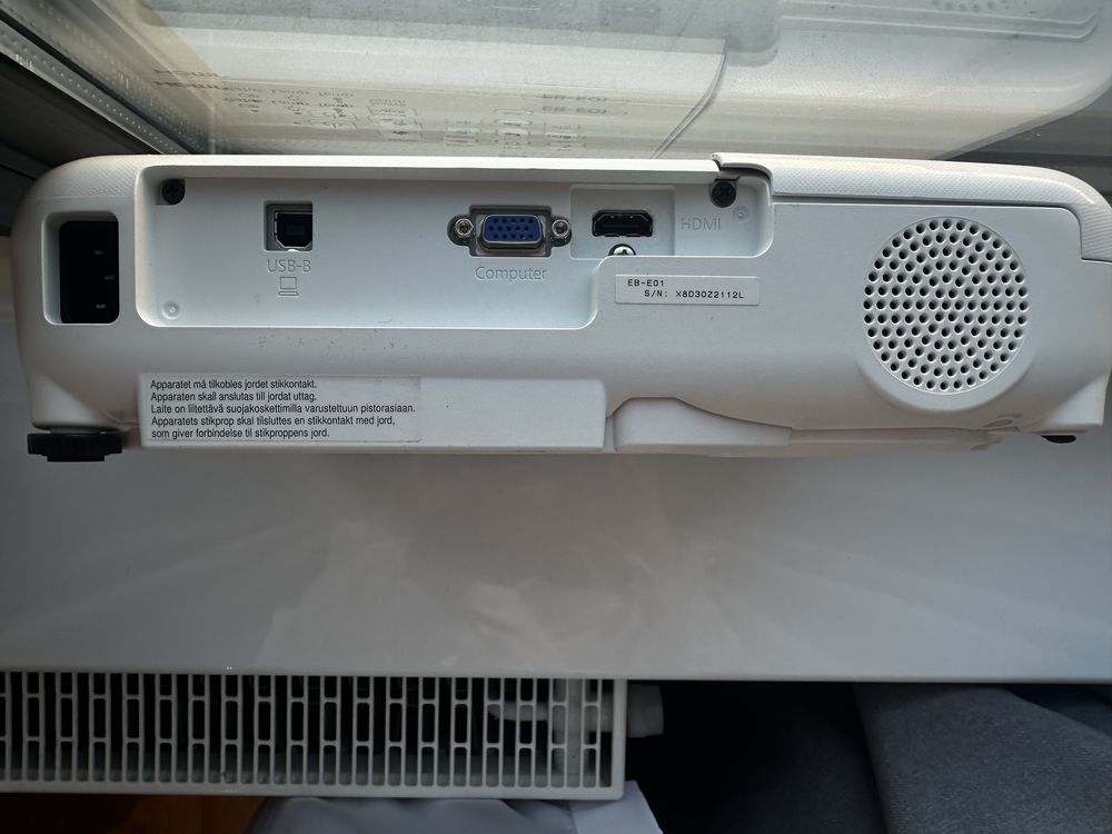 Продам проектор EPSON eb e01 projector
