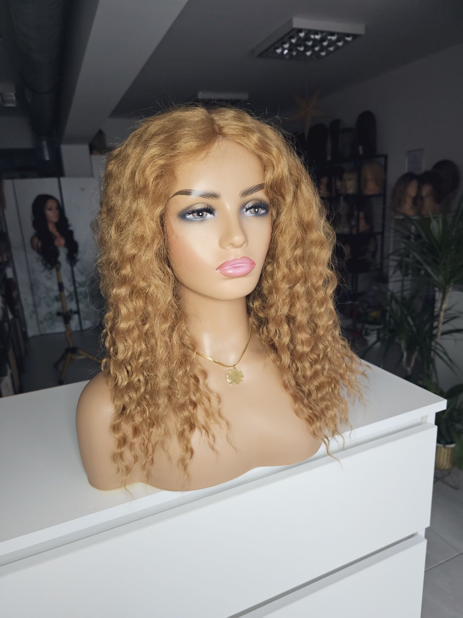 Peruka afroloki loki ciemny złoty blond Krysia naturalna fryzura