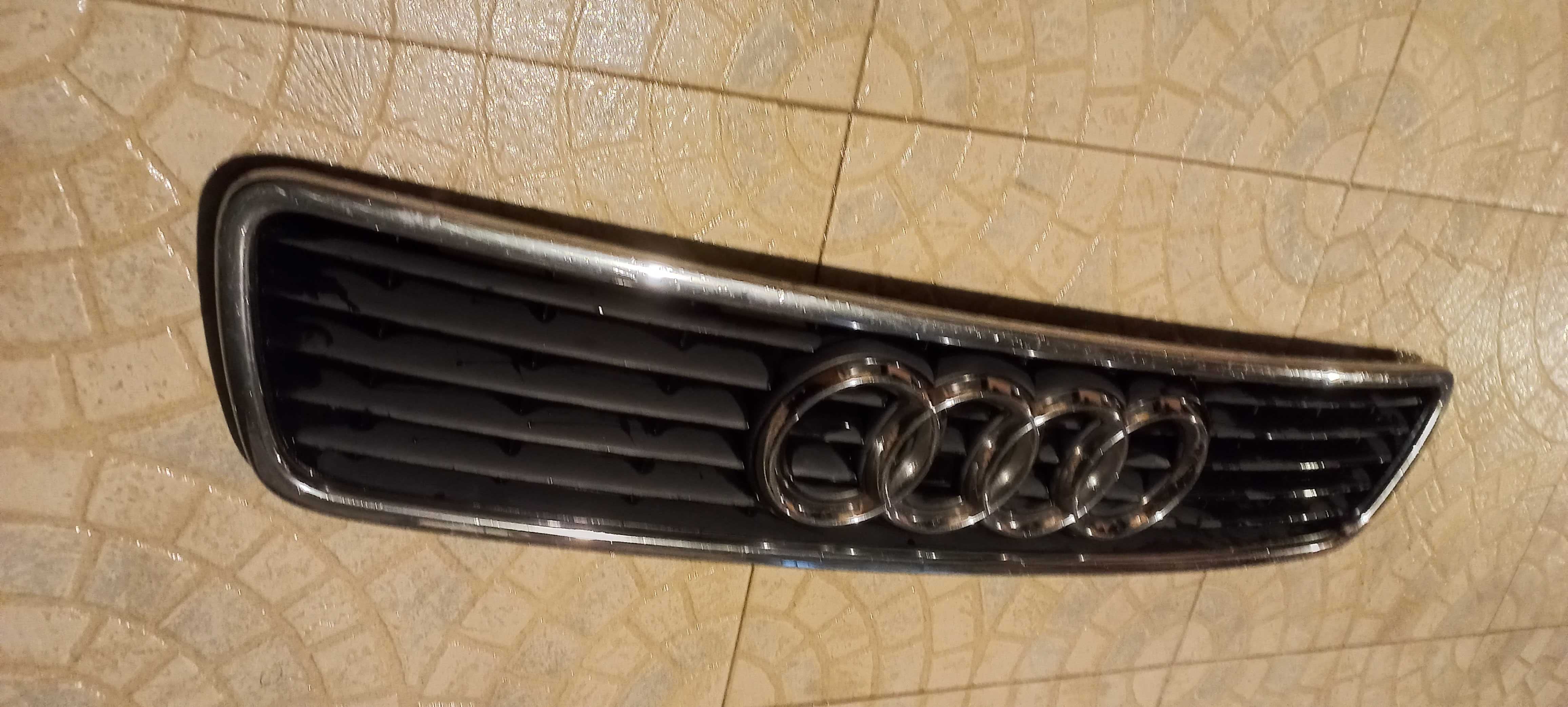 AUDI A4 B5 (8D)- Grelha Capô ORIGINAL em Excelente Estado