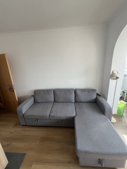 Sofá chaise-longue reversível com cama e arrumação