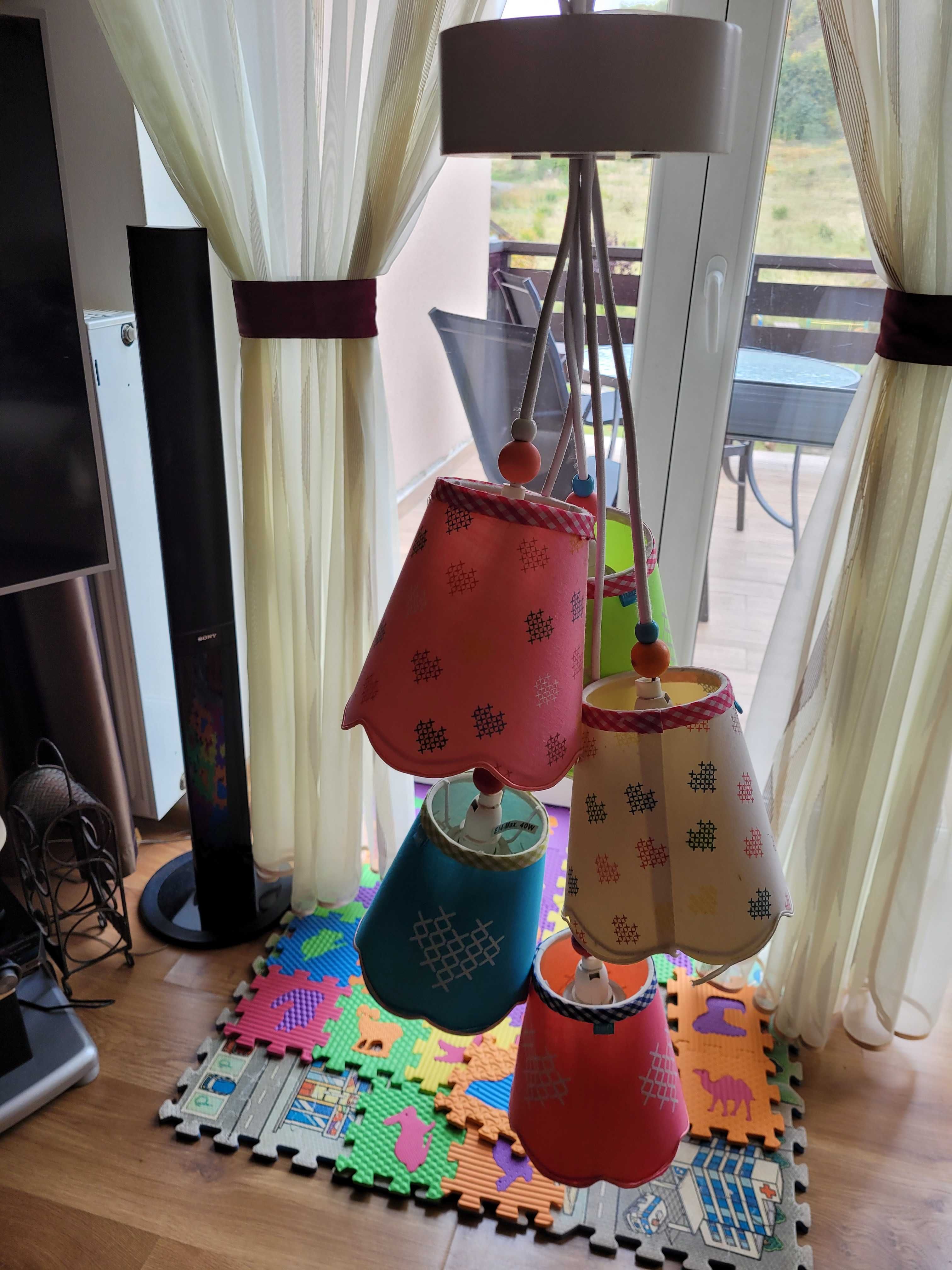 lampa wisząca z kinkietem z czterema kloszami