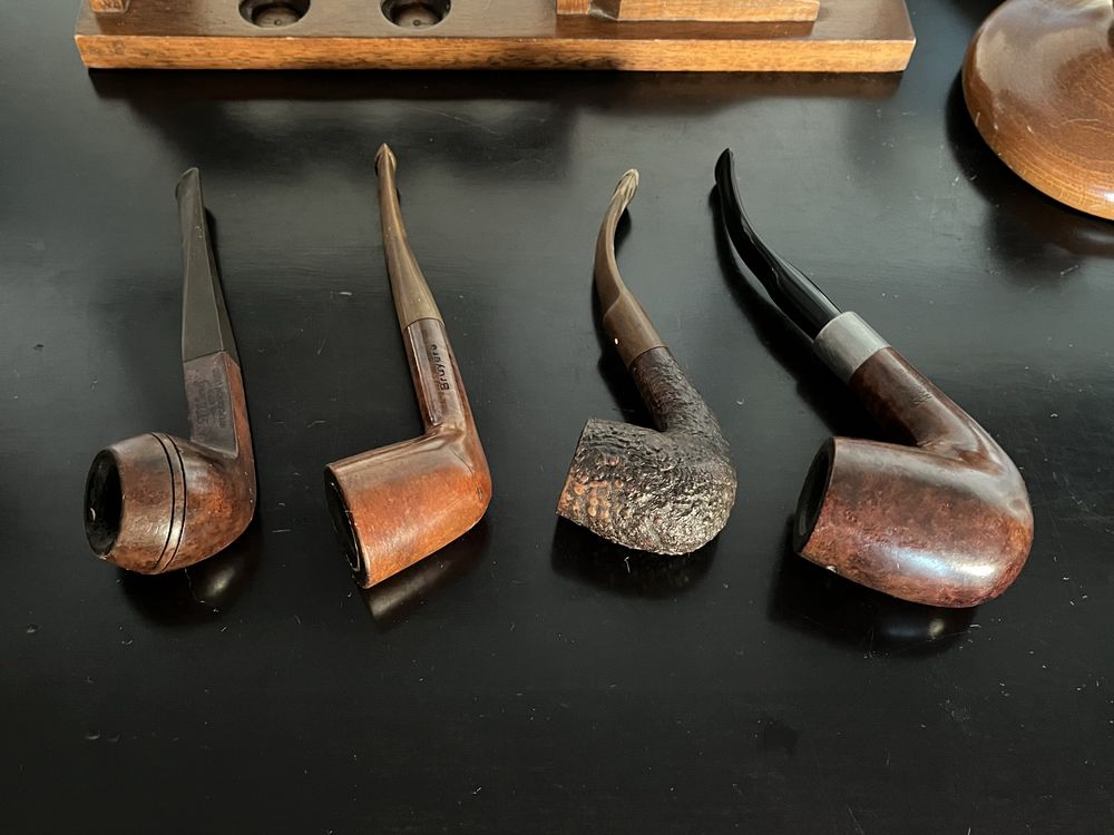 Suporte antigo em madeira com 2 cachimbos e frasco para tabaco