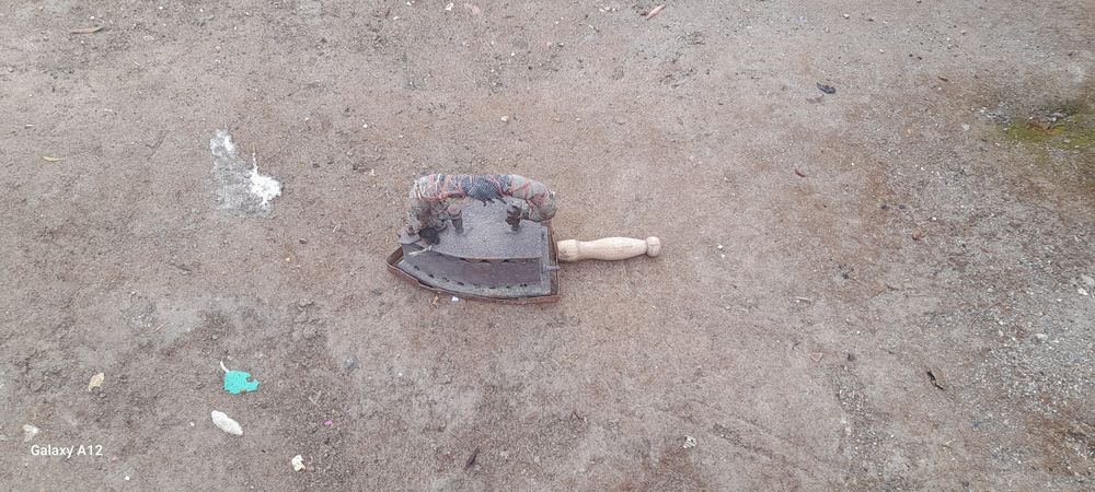 Ferro de engomar antigo