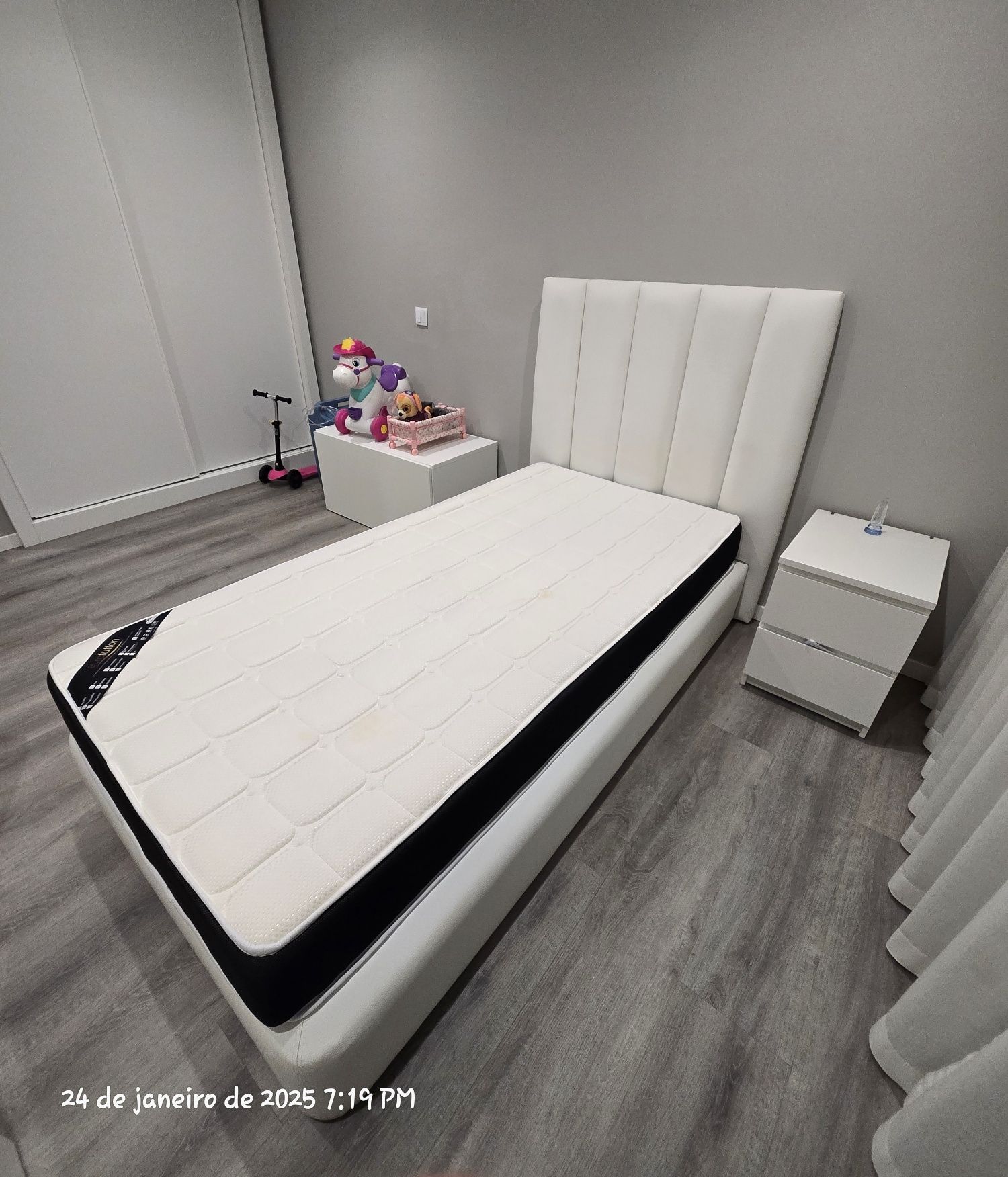Cama solteiro 2.00 por 1.00 sem colchao