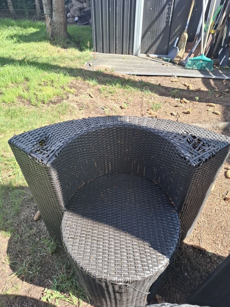 Foteliki typu rattan