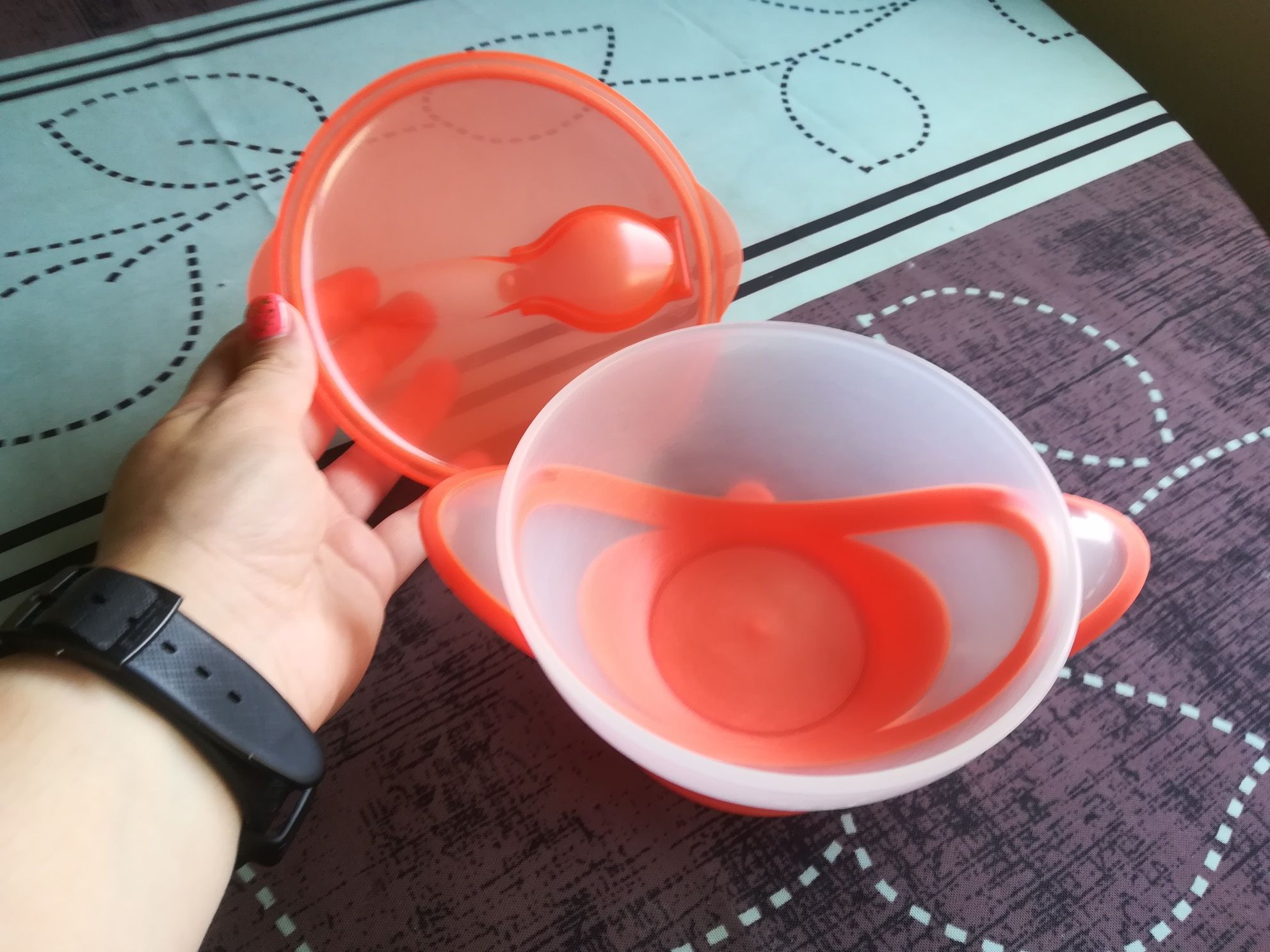 Conjunto de refeição laranja: taça (com ventosa por baixo) + colher