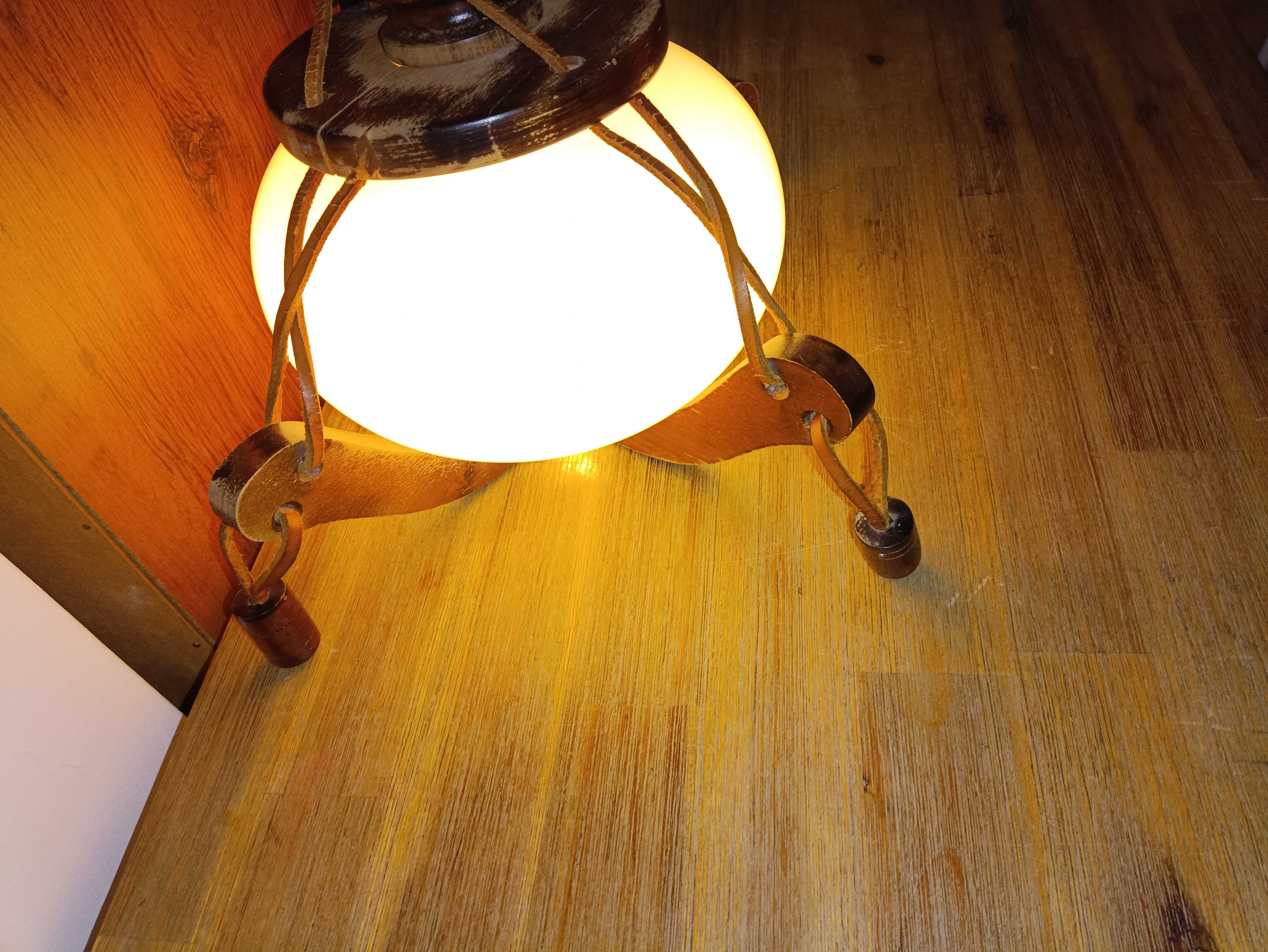 Lampa wisząca - drewno, szkło i rzemień
