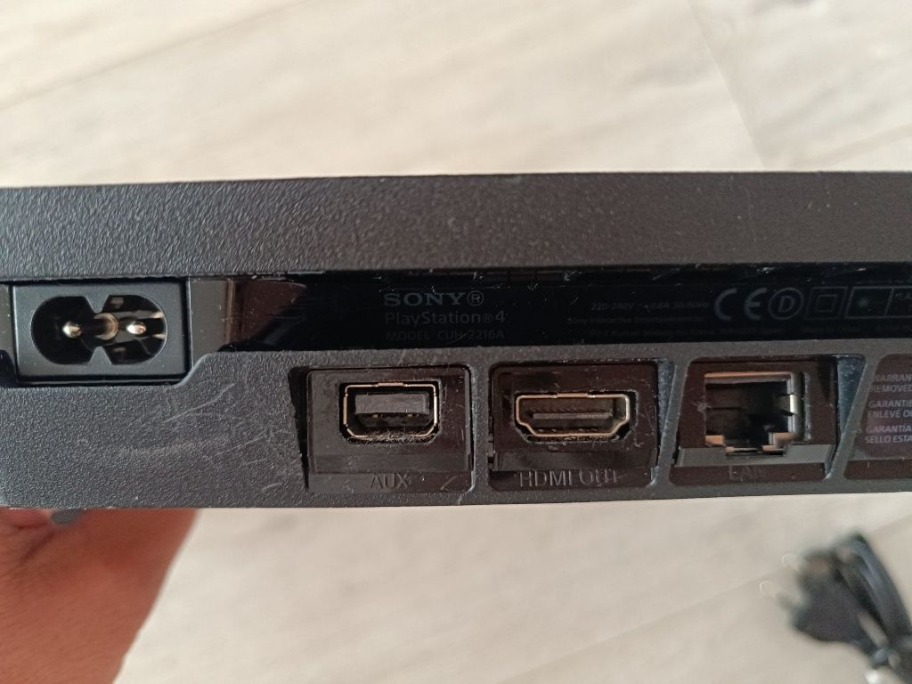 Konsola Ps4 Slim 500GB pad SONY bezprzewodowy  2 gry