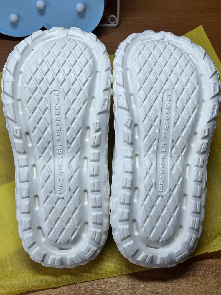 Kapcie biale typu crocs