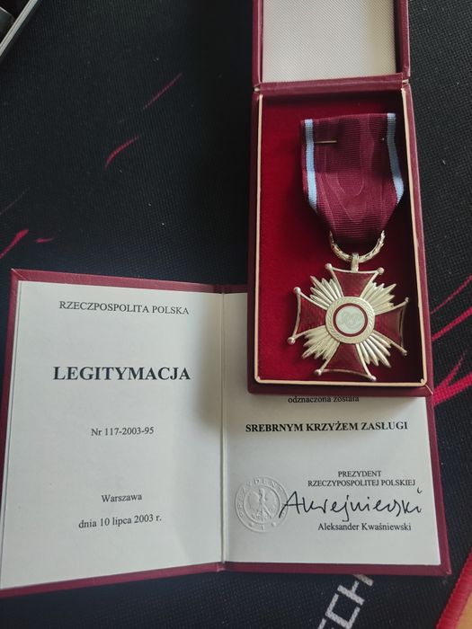 Srebrny Krzyż Zasługi RP z dokumentem nadania