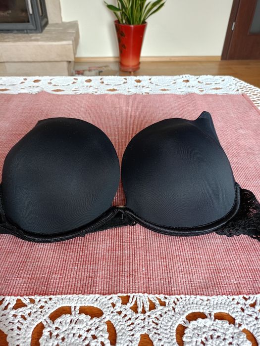 Czarny biustonosz pushap