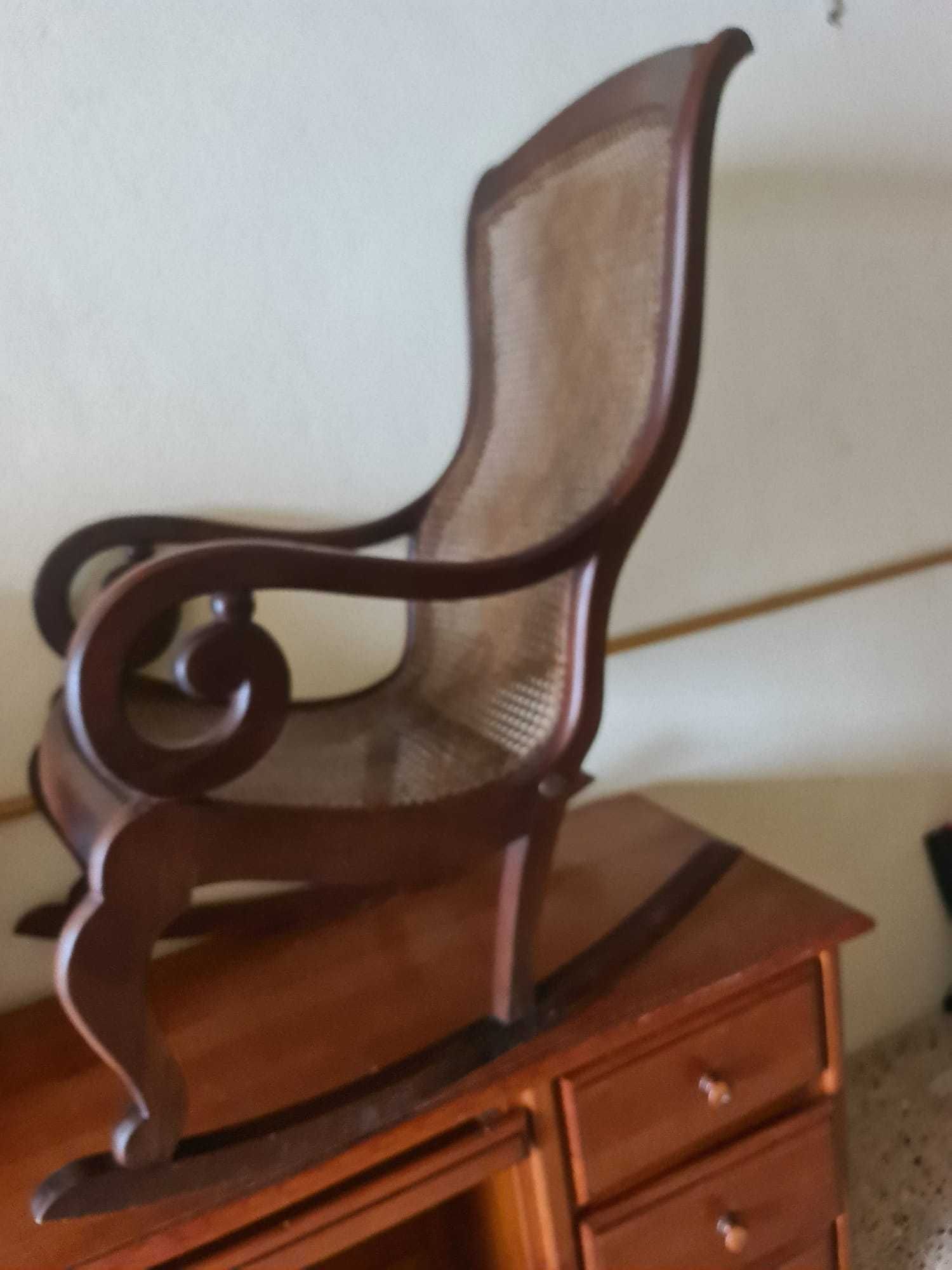 Vendo Cadeira de Baloiço Em Madeira