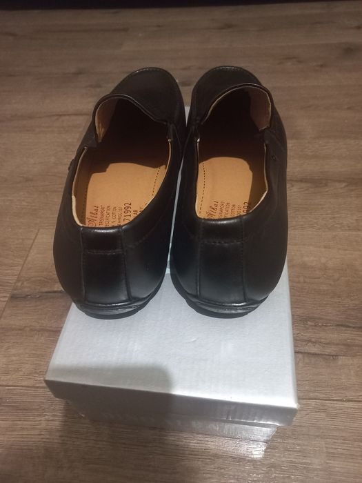 Продам чорні чоловічі лофери