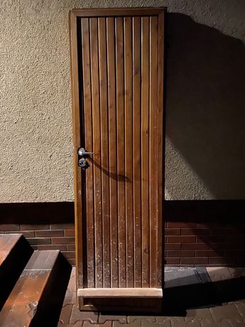 Drzwi drewniane, obite boazerią