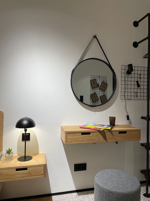 Wisząca drewniana konsola z forniru dębowego 90×30 cm