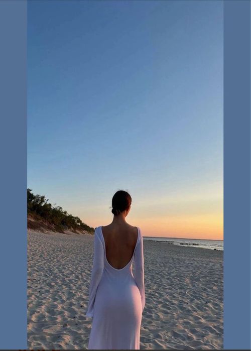 Біла пляжна сукня з відкритою спиною