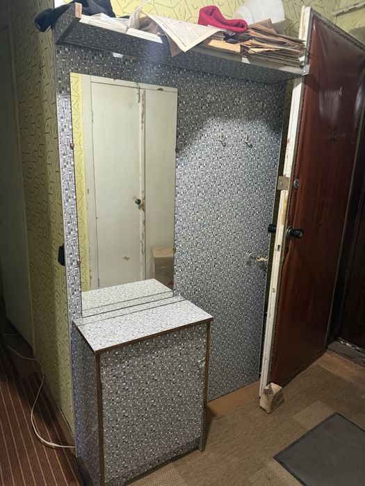 шафа та вішак в коридор