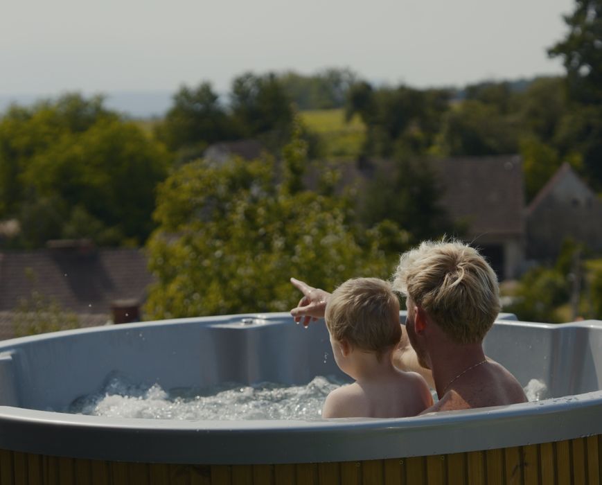 Domki Klimatyzowane, balia z jacuzzi .