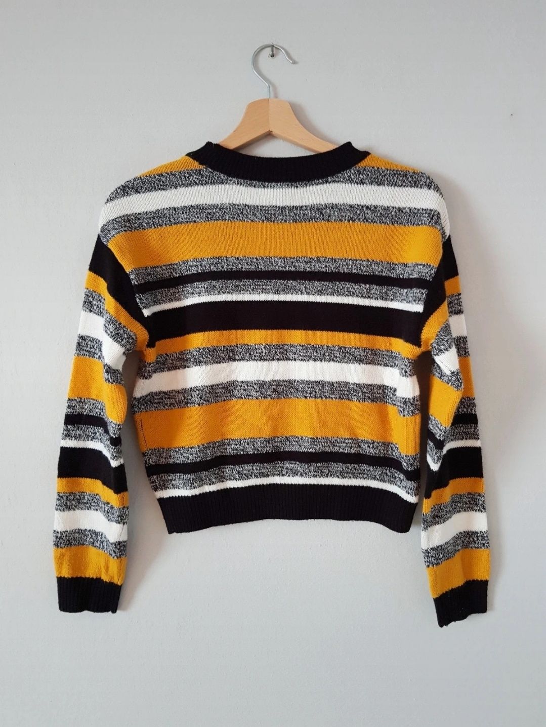 Krótki sweter w paski z H&M na jesień