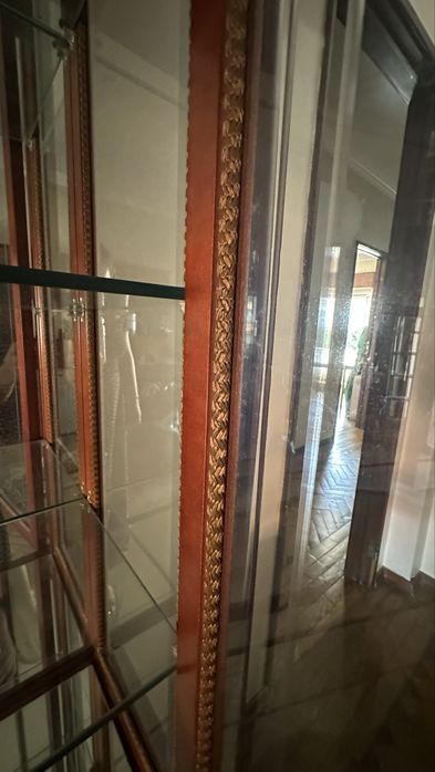 Vitrine clássica em madeira com vidro curvo e espelho interior