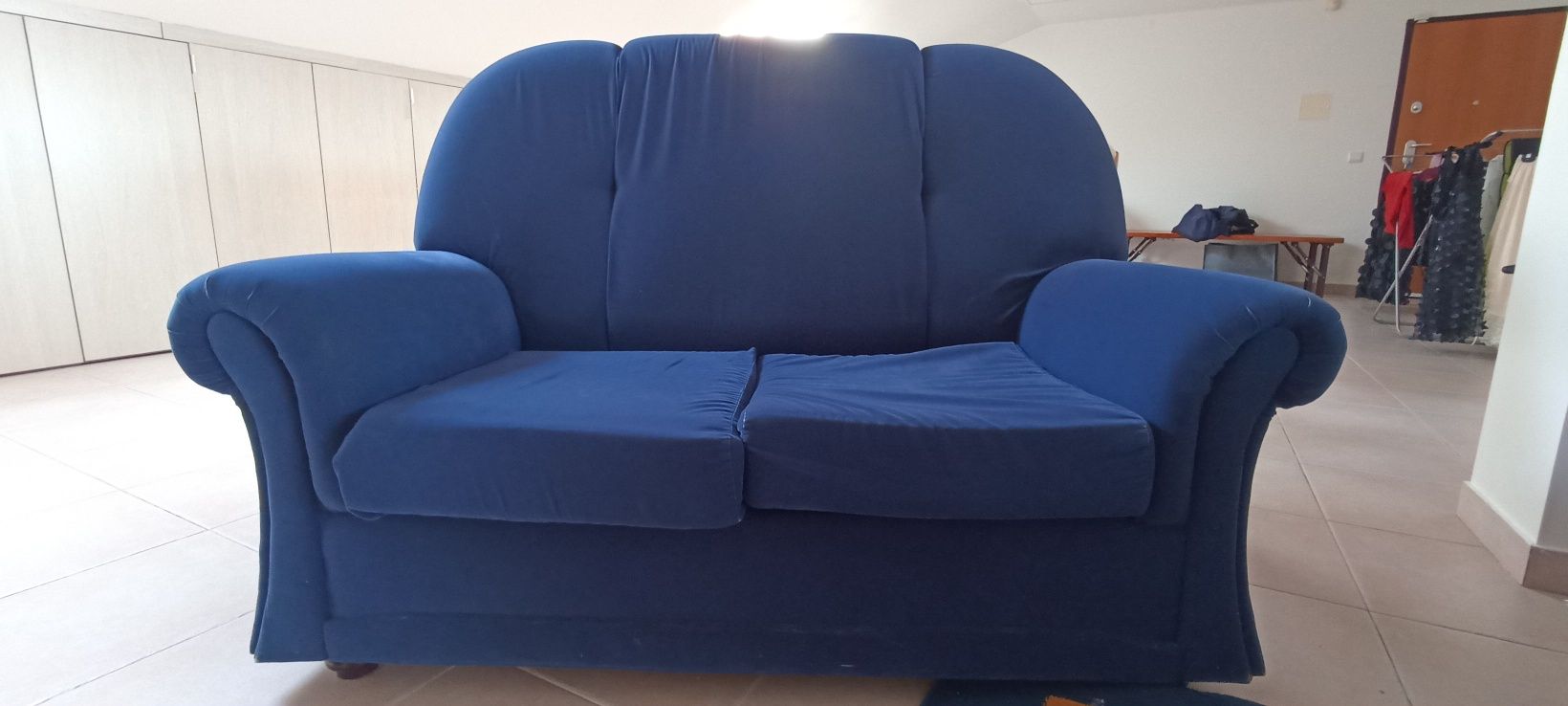 Sofá tecido courtisane azul
