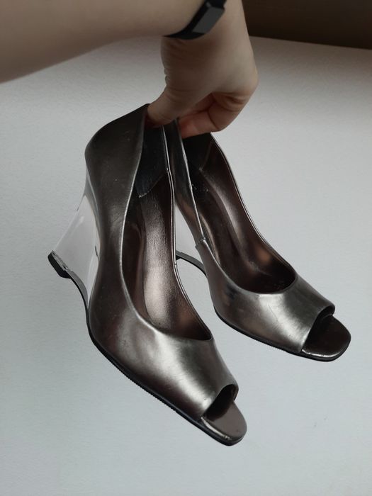 Стилтні туфлі з відкритим носком на прозорому каблуці скала