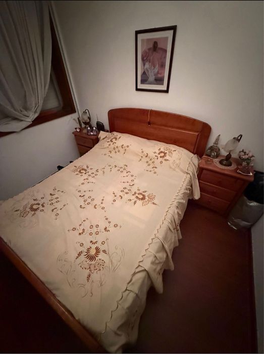 Cama casal com mesas cabeceira e colchao