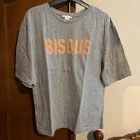T-shirt cinzenta com mensagem "Bisous"