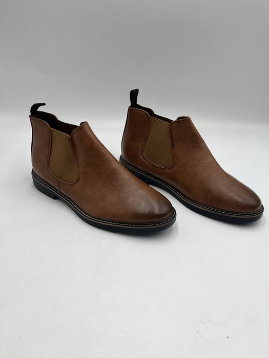 Męskie buty Chelsea Boots w kolorze klasycznego brązu.