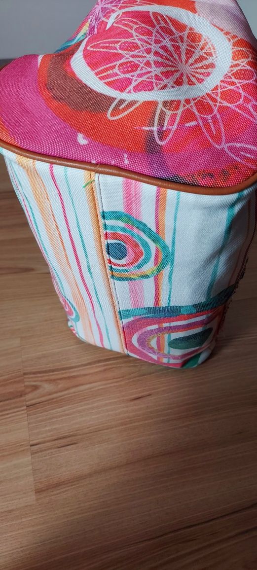 Torebka kuferek do ręki w letnich kolorach Desigual