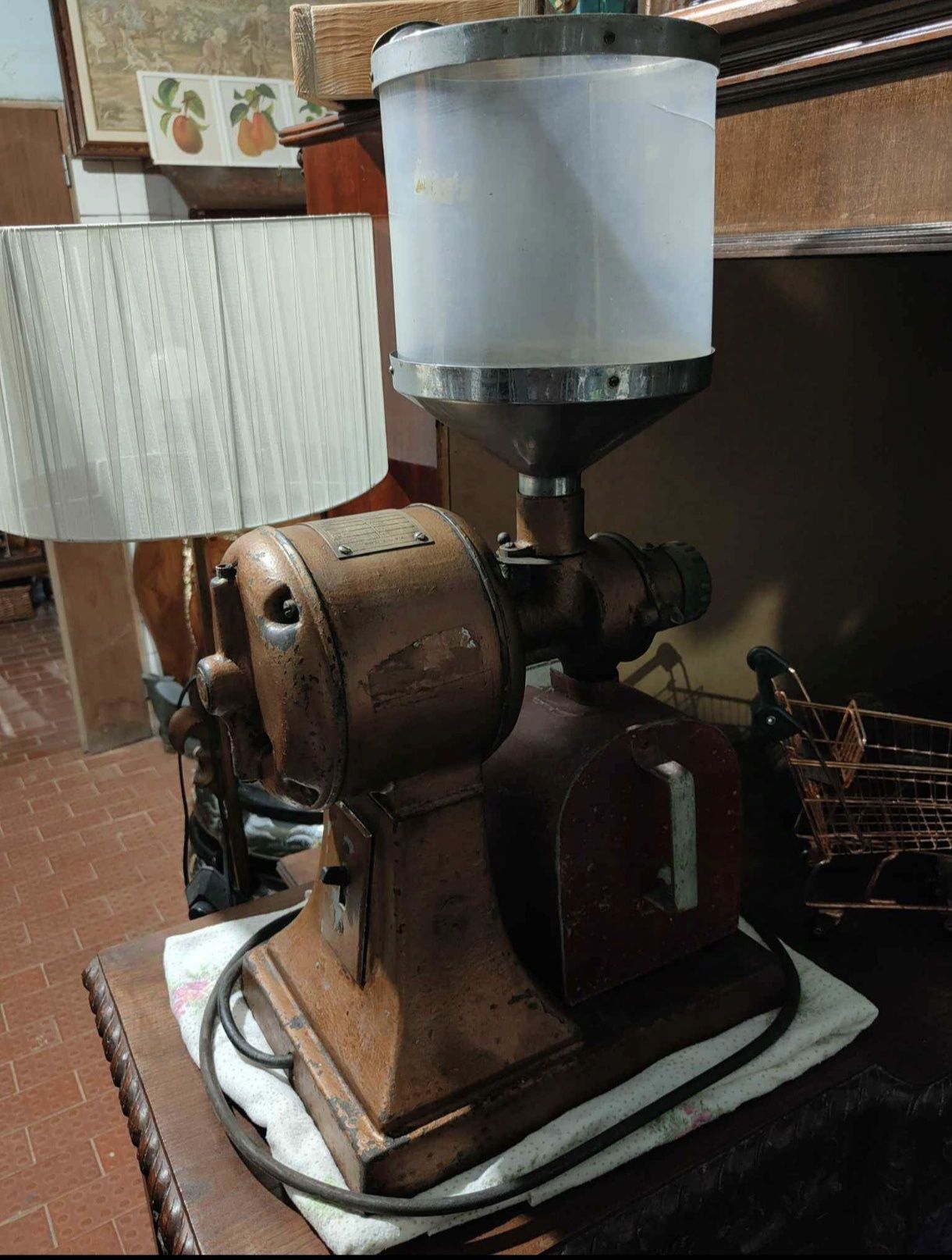 Moinho de café antigo a funcionar