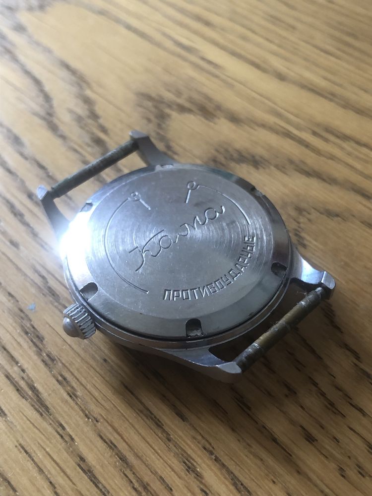 Unikatowy zegarek Kama z luma we wskazowkach