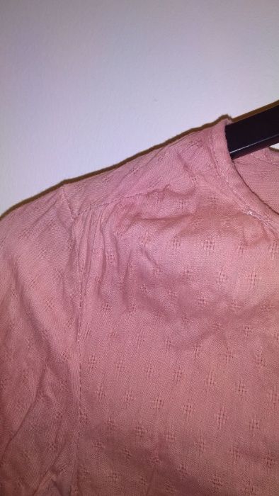 CAMISA rosa com detalhes em BOM ESTADO