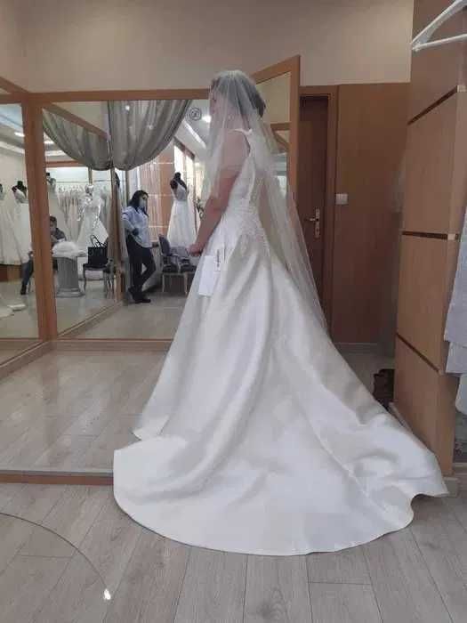 Suknia z tkaniny mikado