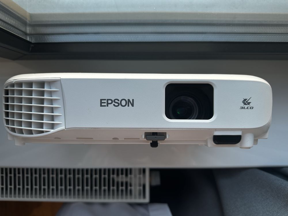 Продам проектор EPSON eb e01 projector