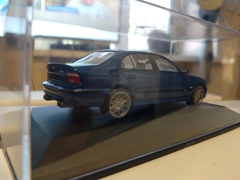 Масштабная модель автомобиля BMW E39 M5 2003 5.0 V8 32v. Solido 1:43