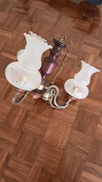 Lustre Antigo de Latão, Madeira e Vidro – Clássico/Vintage