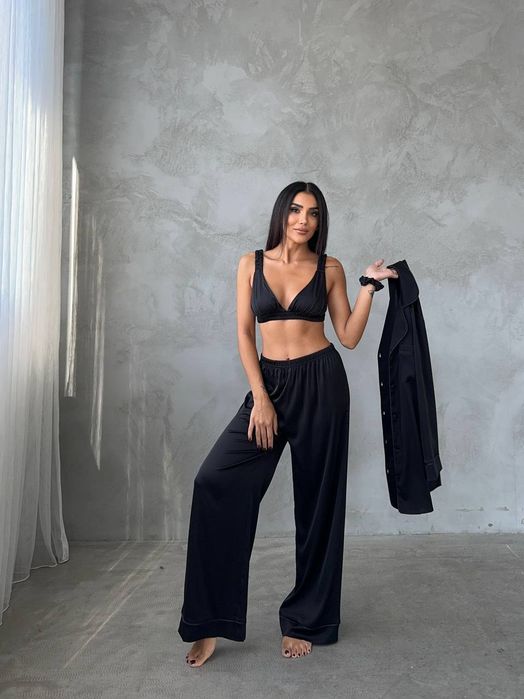 Класична чорна піжама з глибоким V-вирізом