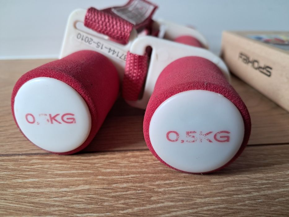 Zestaw ciężarki gumy i skakanka.