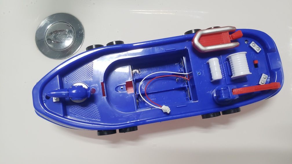 Barco a pilhas com motor, luz e som