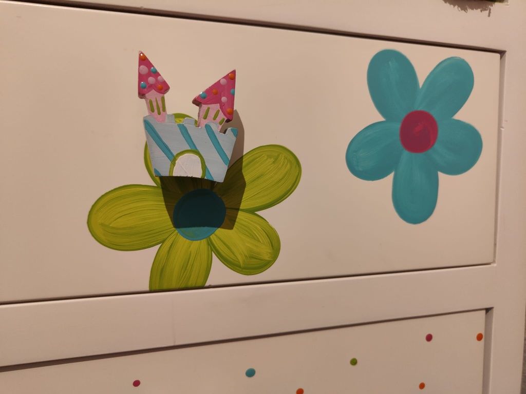 Quarto colorido de menina