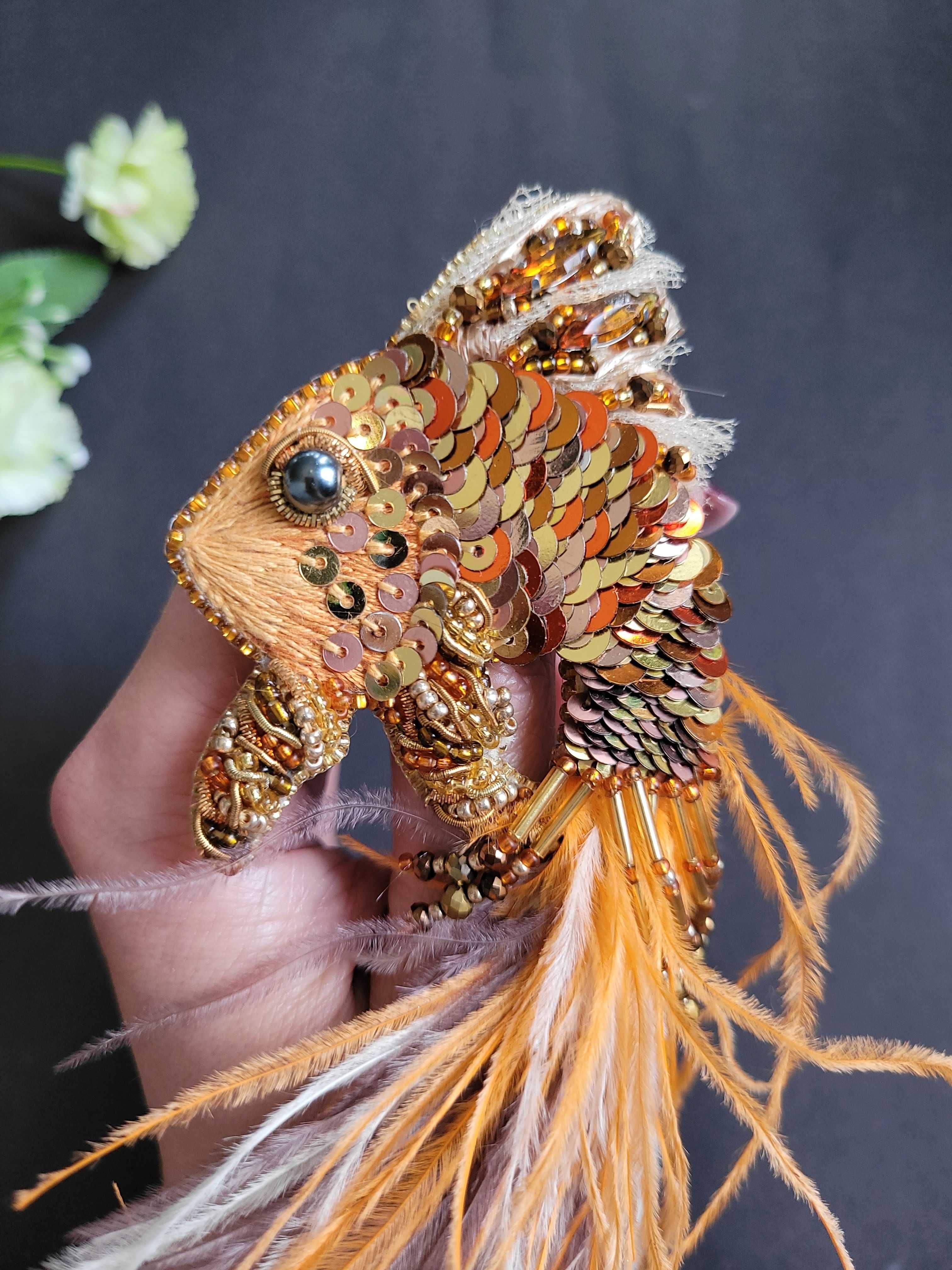 Broszka "Magiczna pomaranczowa rybka" zdobiona cekinami HANDMADE