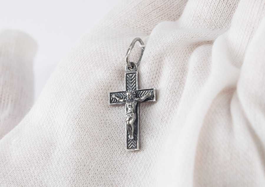 Необычный серебряный крестик с образом Христа