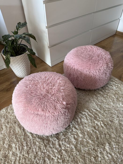 Dwie różowe pufy