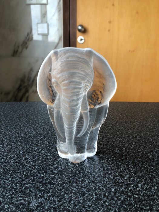 Estatueta em Vidro com imagem de Elefante