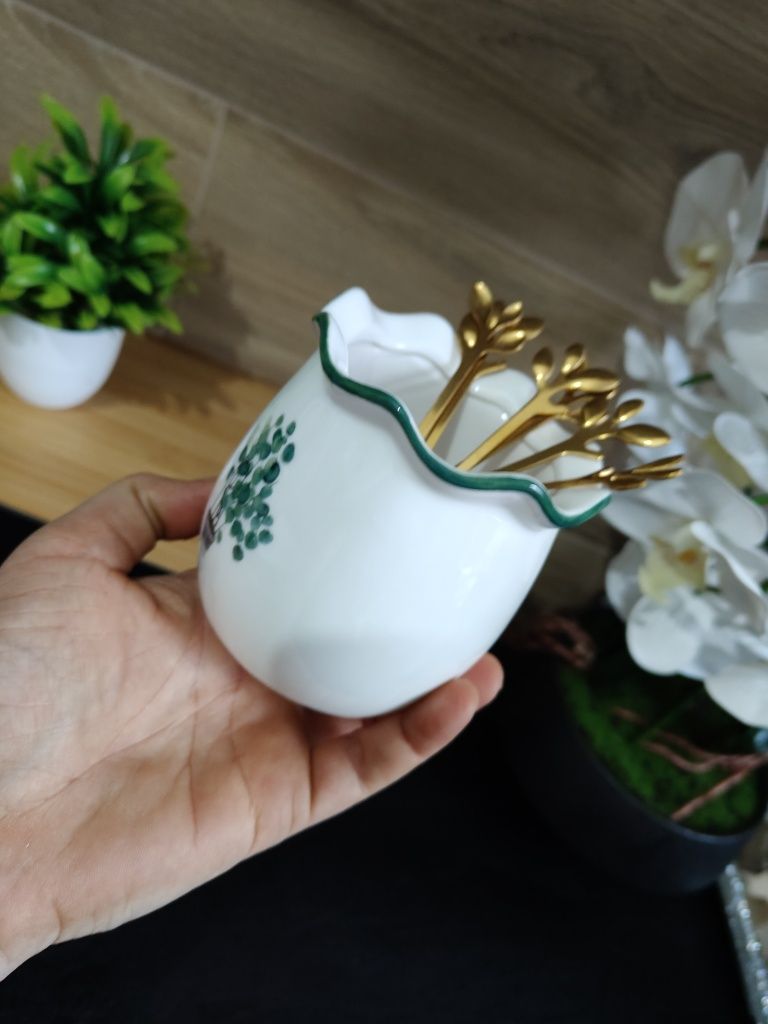 Złote widelczyki na przekąski w ozdobnym ceramicznym słoiczku